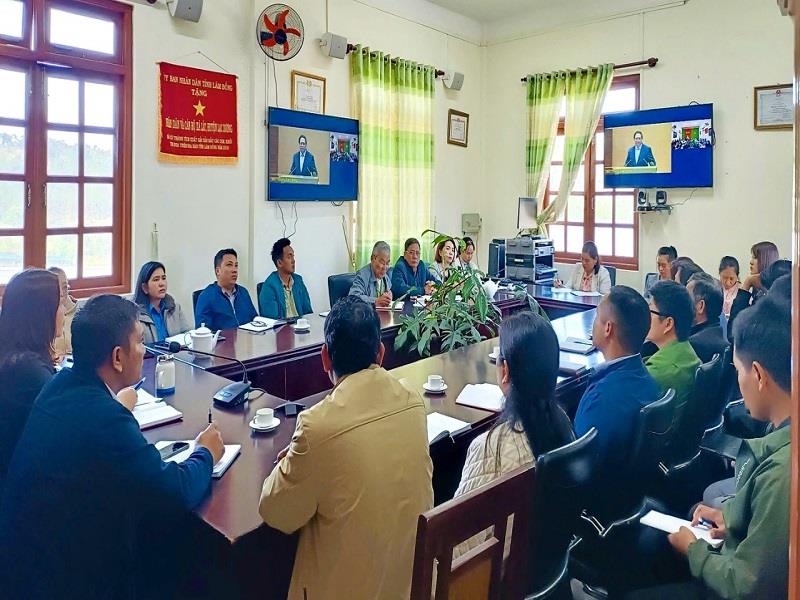 Cán bộ, công chức xã vùng sâu vùng xa huyện Lạc Dương tham dự Hội nghị trực tuyến toàn quốc quán triệt, triển khai thực hiện Nghị quyết Hội nghị Trung ương 11