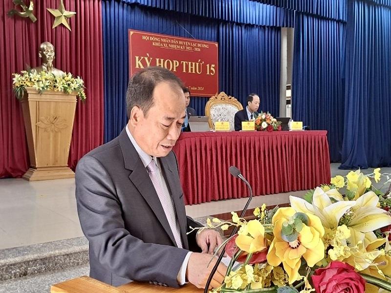 Phó Chủ tịch UBND huyện Lạc Dương Lê Chí Quang Minh báo cáo tình hình phát triển kinh tế - xã hội 6 tháng đầu năm