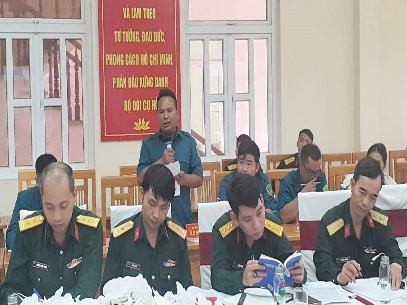 Cán bộ, chiến sĩ LLVT huyện Lạc Dương đóng góp ý kiến tại buổi đối thoại