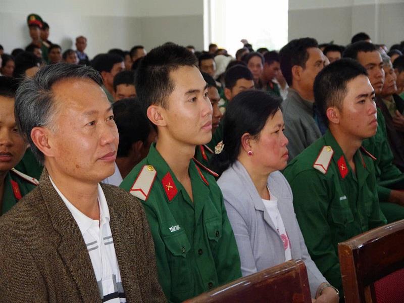 Thân nhân và các chiến sĩ mới tham dự buổi gặp mặt
