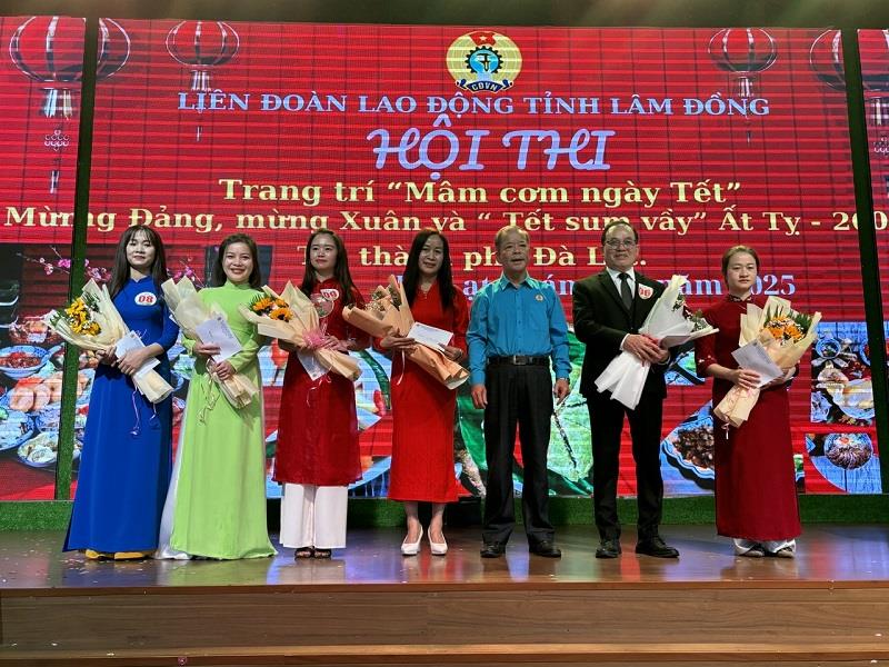 Trao giải cho các đội thi đạt giải cao