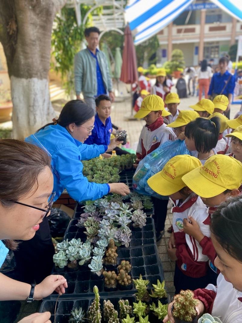 Các em học sinh tham gia đổi rác thải nhựa lấy cây xanh