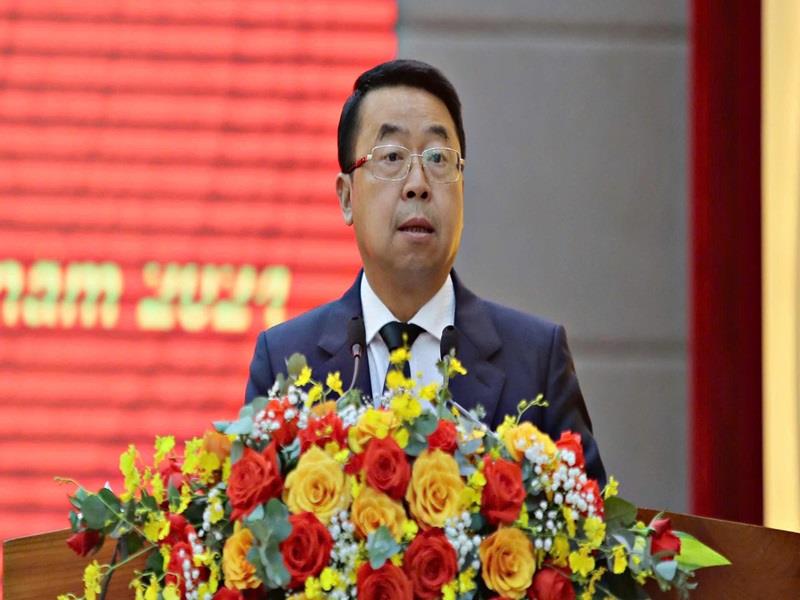 Ông Tôn Thiện San - Giám đốc Sở Kế hoạch và Đầu tư trình bày 8 dự thảo nghị quyết về kế hoạch và đầu tư