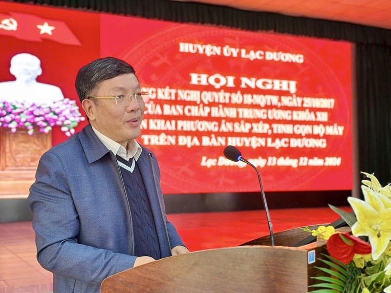 Chủ tịch UBND huyện Lạc Dương Bùi Thế trao đổi tại Hội nghị