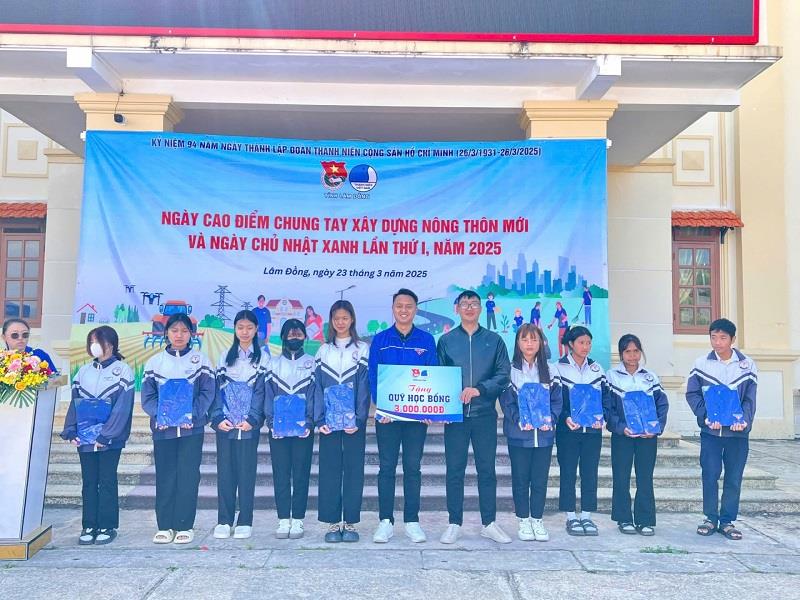 Huyện Đoàn Lạc Dương tặng Quỹ học bổng cho Chi đoàn Trường THCS xã Lát và áo xanh thanh niên cho các em học sinh có hoàn cảnh khó khăn