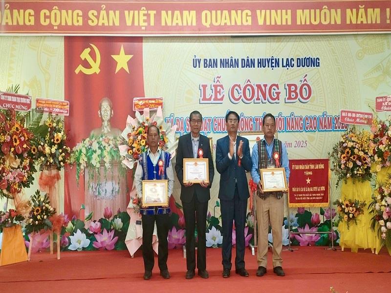 Phó Bí thư Thường trực Huyện ủy Ya Tiong tặng Giấy khen của UBND huyện cho các tập thể có thành tích trong công tác xây dựng nông thôn mới nâng cao ở xã Đạ Sar