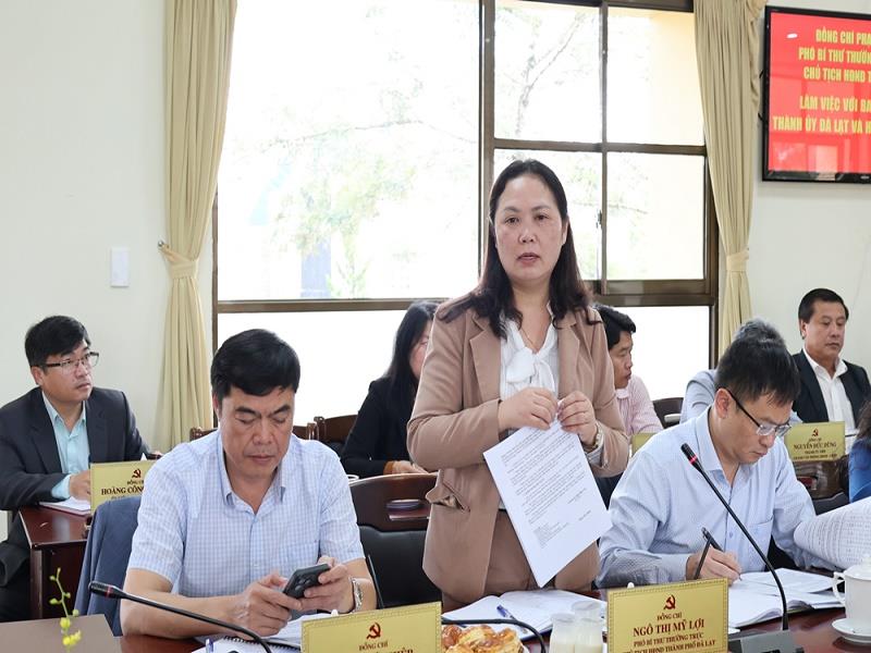 Đồng chí Ngô Thị Mỹ Lợi - Phó Bí thư Thường trực Thành ủy, Chủ tịch HĐND thành phố Đà Lạt báo cáo tại buổi làm việc