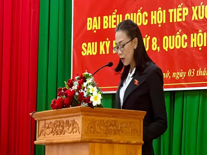 ĐBQH Trịnh Thị Tú Anh báo cáo với cử tri kết quả Kỳ họp thứ 8