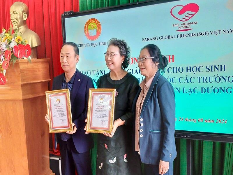 Hội Khuyến học huyện Lạc Dương trao bảng Ghi nhận Tấm lòng Vàng cho nhà tài trợ