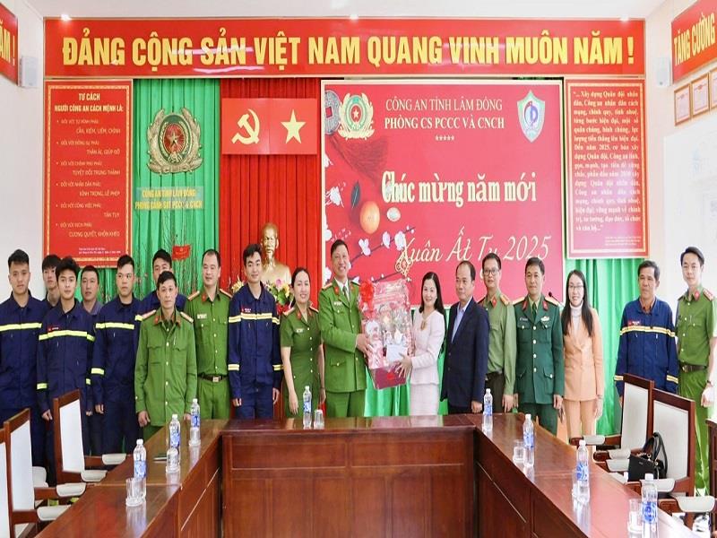 Bí thư Huyện ủy Lạc Dương Trần Thị Chúc Quỳnh thăm, chúc Tết Phòng cảnh sát PCCC và CNCH Công an tỉnh