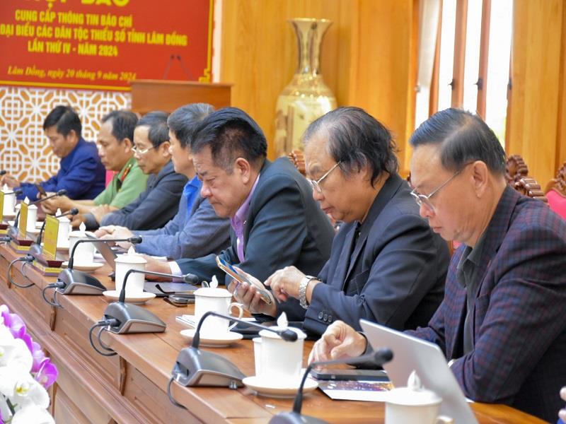 Đại diện lãnh đạo các sở, ngành liên quan dự họp báo