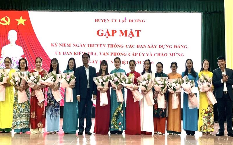 Lãnh đạo Huyện ủy cũng tặng hoa chúc mừng các nữ cán bộ, công chức, viên chức, người lao động Cơ quan Huyện ủy nhân Ngày Phụ nữ Việt Nam 20/10