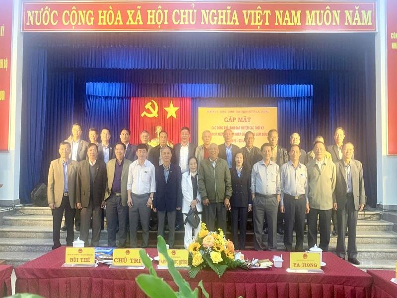 Lãnh đạo huyện Lạc Dương chụp hình lưu niệm với các đồng chí nguyên lãnh đạo huyện