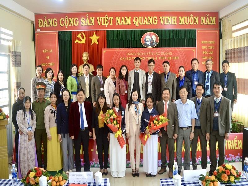 Lãnh đạo huyện Lạc Dương và Chi bộ Trường THCS-THPT Đạ Sar chúc mừng 2 đảng viên mới