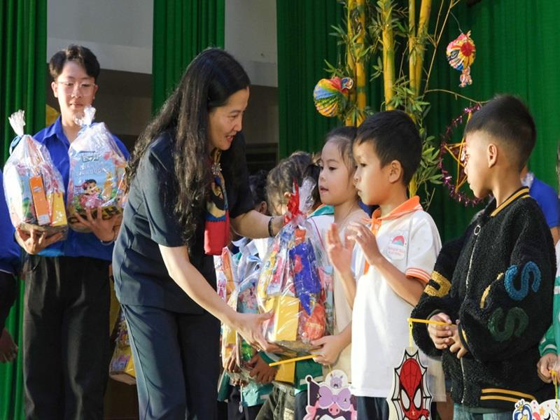 Bí thư Huyện ủy Lạc Dương Trần Thị Chúc Quỳnh trao quà trung thu cho các em thiếu nhi có hoàn cảnh khó khăn