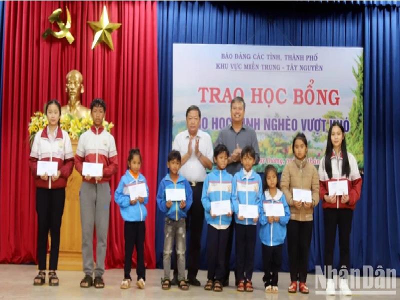 Đại diện Ban tổ chức Hội thảo báo Đảng các tỉnh, thành phố khu vực miền trung-Tây Nguyên trao học bổng tặng học sinh nghèo học giỏi.