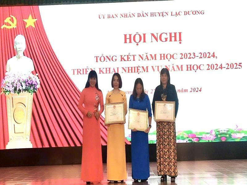 Giám đốc Sở Giáo dục và Đào tạo Phạm Thị Hồng Hải trao công nhận danh hiệu Tập thể Lao động xuất sắc của UBND tỉnh
