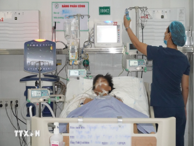 Bé trai bị đuối nước đang theo dõi sức khỏe tại Bệnh viện Nhi đồng Đồng Nai. (Ảnh: Lê Xuân/TTXVN)