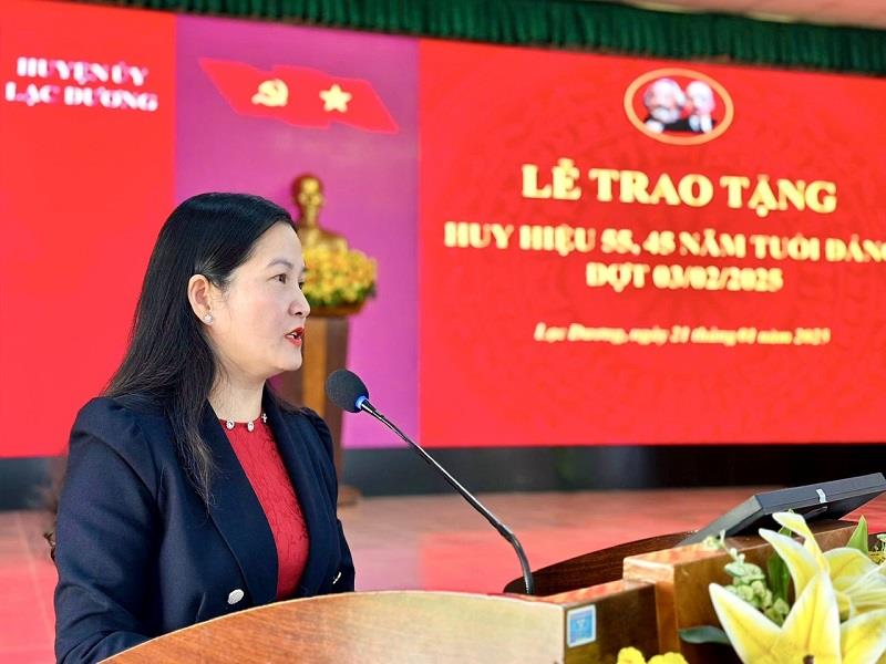 Bí thư Huyện ủy Lạc Dương Trần Thị Chúc Quỳnh phát biểu tại buổi lễ