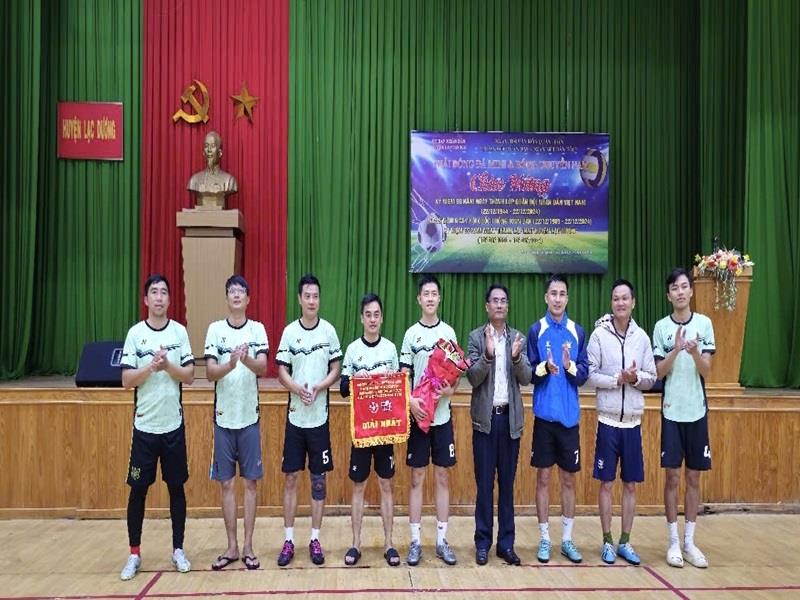 Phó Bí thư Thường trực Huyện ủy Lạc Dương Ya Tiong trao giải Nhất cho đội Công an huyện