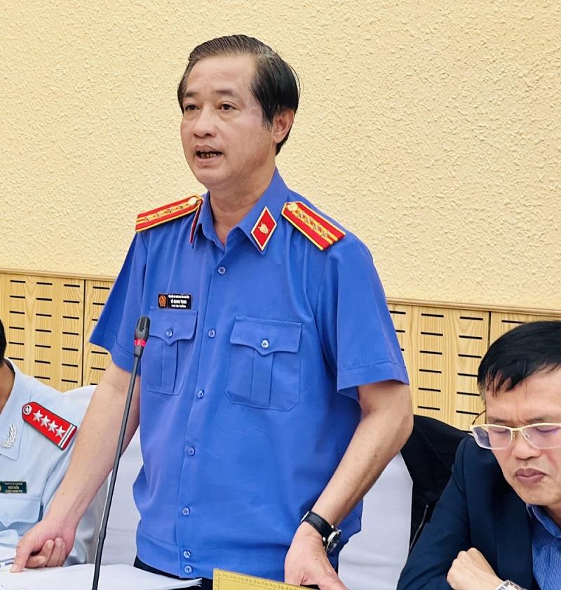 Đại diện lãnh đạo Viện Kiểm sát nhân dân tỉnh báo cáo tại hội nghị về những tồn tại liên quan giải quyết đơn thư KNTC