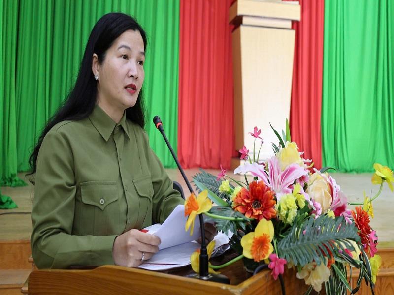 Đồng chí Trần Thị Chúc Quỳnh - Bí thư Huyện ủy phát biểu động viên các thanh niên lên đường nhập ngũ