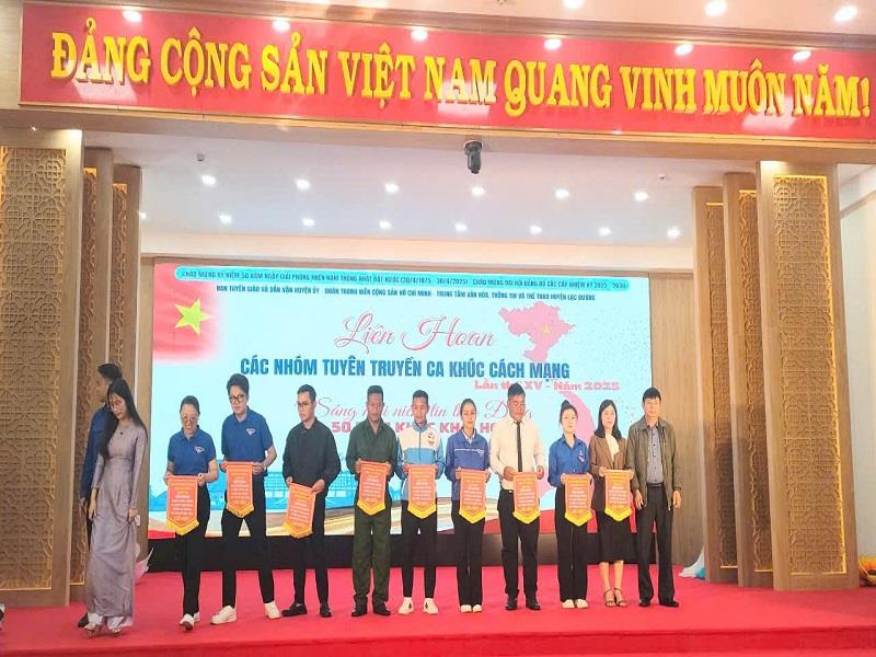Ban Tổ chức trao cờ lưu niệm cho đại diện các đội tham gia Liên hoan