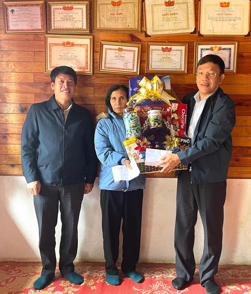 Đồng chí Bùi Thế - Phó Bí thư Huyện ủy, Chủ tịch UBND huyện thăm, tặng quà bà Kơ Să K'Xuông - người có công với cách mạng tại xã Đạ Chais