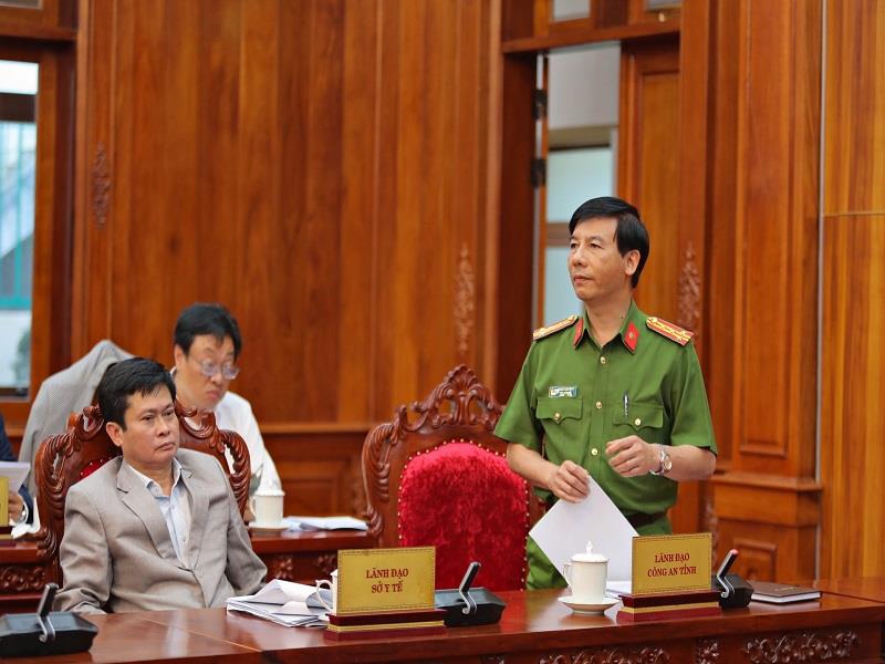 Đại tá Đinh Xuân Huy - Phó Giám đốc Công an tỉnh Lâm Đồng báo cáo tình hình ninh trật tự, an toàn xã hội của địa phương trong thời gian qua