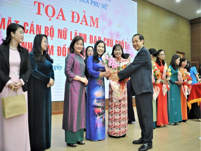 Quyền Bí thư Tỉnh uỷ Lâm Đồng Nguyễn Thái Học trao hoa cho các cán bộ nữ lãnh đạo chủ chốt của tỉnh trong buổi gặp mặt