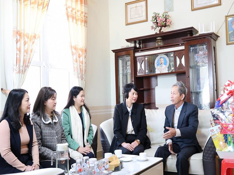 Phó Bí thư Thường trực Tỉnh ủy, Chủ tịch HĐND tỉnh Lâm Đồng Phạm Thị Phúc cùng Đoàn công tác lắng nghe thương binh Nguyễn Tế chia sẻ những ký ức về một thời gian khổ mà hào hùng