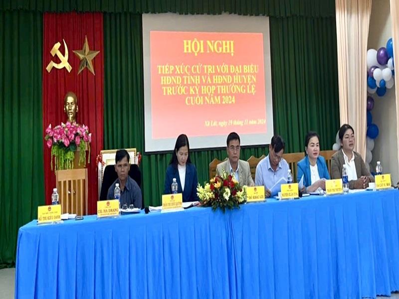 Đại biểu HĐND tỉnh và huyện tiếp xúc cử tri xã Lát