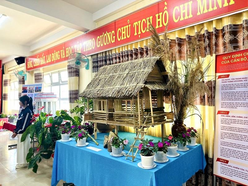 Không gian mô phỏng nhà sàn đơn sơ của Bác