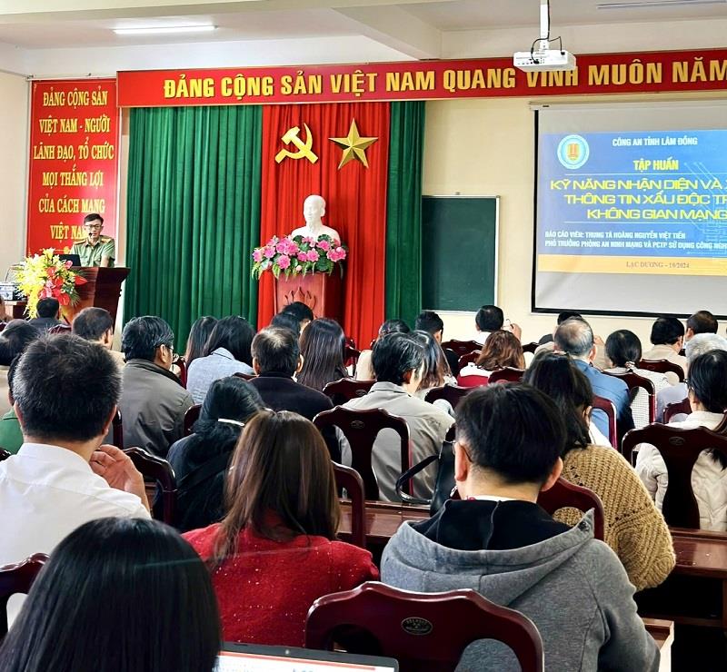 Báo cáo viên đến từ Phòng An ninh mạng và Phòng chống tội phạm sử dụng công nghệ cao, Công an tỉnh Lâm Đồng hướng dẫn kỹ năng nhận diện và xử lý thông tin xấu, độc chống phá Đảng, Nhà nước trên không gian mạng