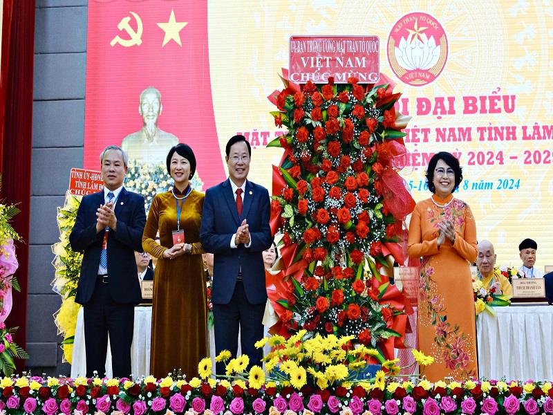 Lãnh đạo Uỷ ban Trung ương MTTQ Việt Nam tặng hoa chúc mừng Đại hội