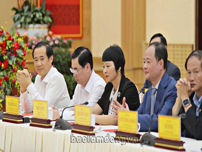 Các đồng chí lãnh đạo tỉnh Lâm Đồng tham dự Lễ tiếp nhận ủng hộ Chương trình Xoá nhà tạm, nhà dột nát