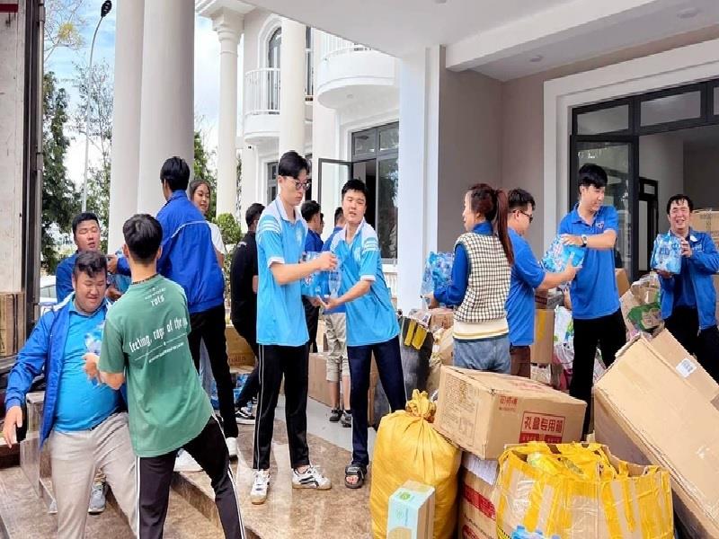 Đoàn viên, thanh niên chung tay vận chuyển hàng hóa lên các chuyến xe nghĩa tình của tuổi trẻ Lâm Đồng hướng về miền bắc thân yêu