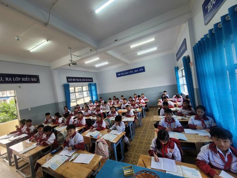 Trường THCS Hùng Vương thị trấn Lạc Dương có trên 99,65% học sinh đã ra lớp học