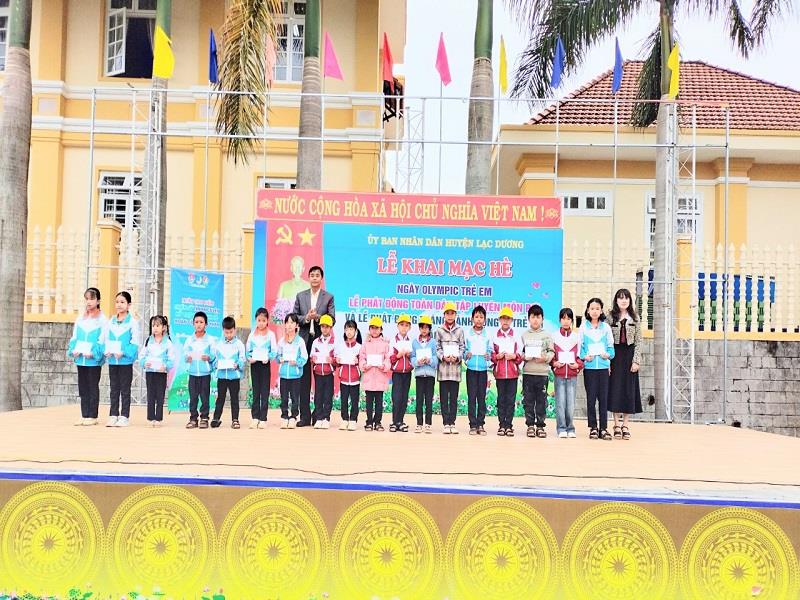 Huyện Lạc Dương trao tặng học bổng cho học sinh dân tộc thiểu số trong lễ khai mạc hoạt động hè năm 2024