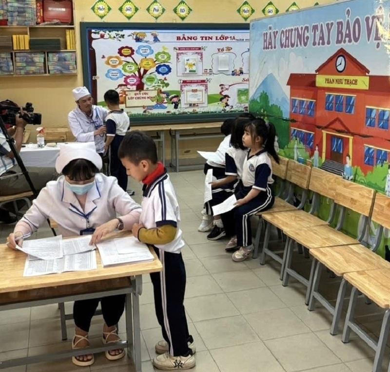 Tổ chức tiêm vắc xin phòng bệnh sởi cho học sinh tại TP Đà Lạt