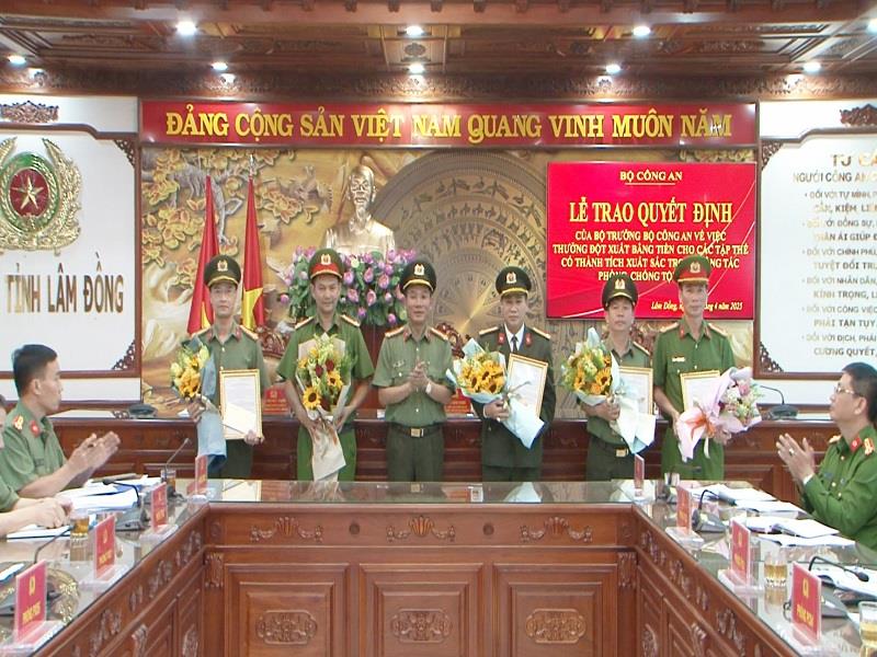 Đại tá Lê Hồng Phong - Phó Giám đốc Công an tỉnh thừa ủy quyền của Bộ trưởng Bộ Công an trao Thư khen và tiền thưởng cho các tập thể có thành tích xuất sắc trong đấu tranh, triệt xóa nhóm đối tượng hoạt động rửa tiền tại TP Đà Lạt