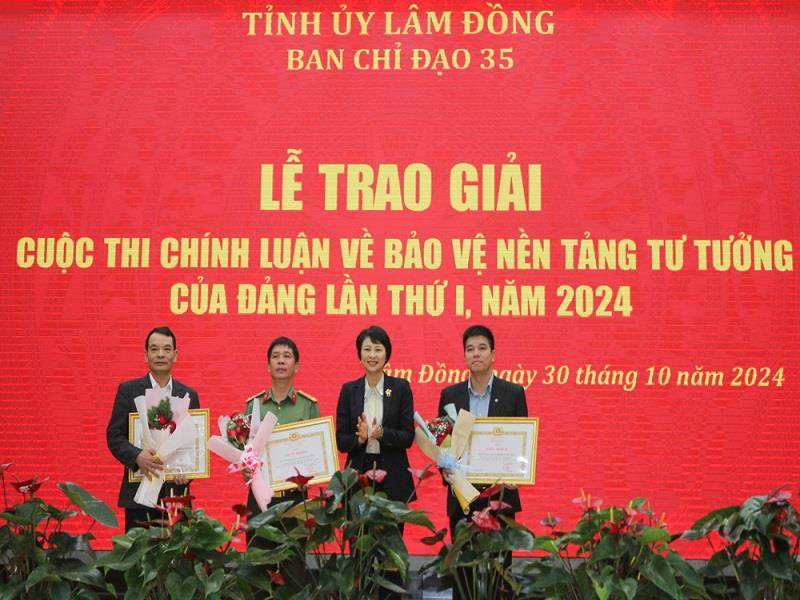 Đồng chí Phạm Thị Phúc - Phó Bí thư Tỉnh ủy, Chủ tịch HĐND tỉnh trao Giấy khen cho 3 tập thể xuất sắc trong triển khai Cuộc thi chính luận về bảo vệ nền tảng tư tưởng của Đảng tỉnh Lâm Đồng lần thứ I