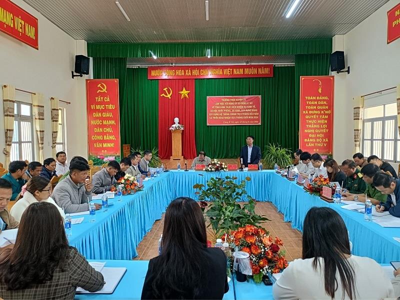 Đồng chí Ya Tiong - Phó Bí thư Thường trực Huyện ủy phát biểu chỉ đạo tại buổi làm việc