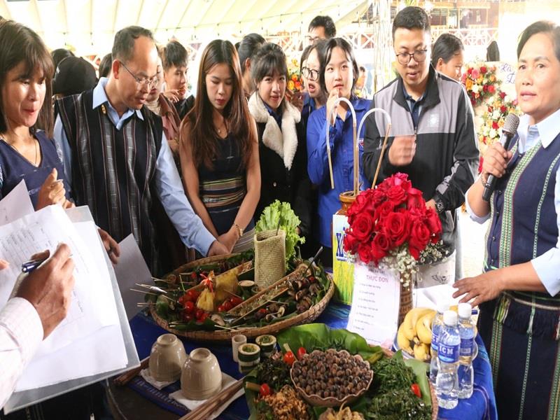 Những món ăn đặc trưng của đồng bào dân tộc Lạc Dương được giới thiệu tại hội thi