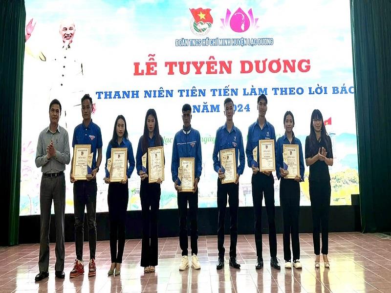 Phó Chủ tịch HĐND huyện Đỗ Khắc Lợi và Trưởng Ban Tuyên giáo Huyện ủy Nguyễn Thị Cẩm Giang trao Giấy chứng nhận cho các thanh niên tiên tiến làm theo lời Bác