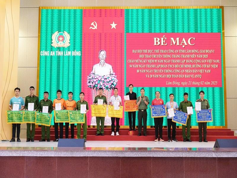 Thượng tá Đỗ Minh Đức - Trưởng phòng Công tác Đảng và Công tác chính trị trao giải đồng đội môn chạy việt dã nam