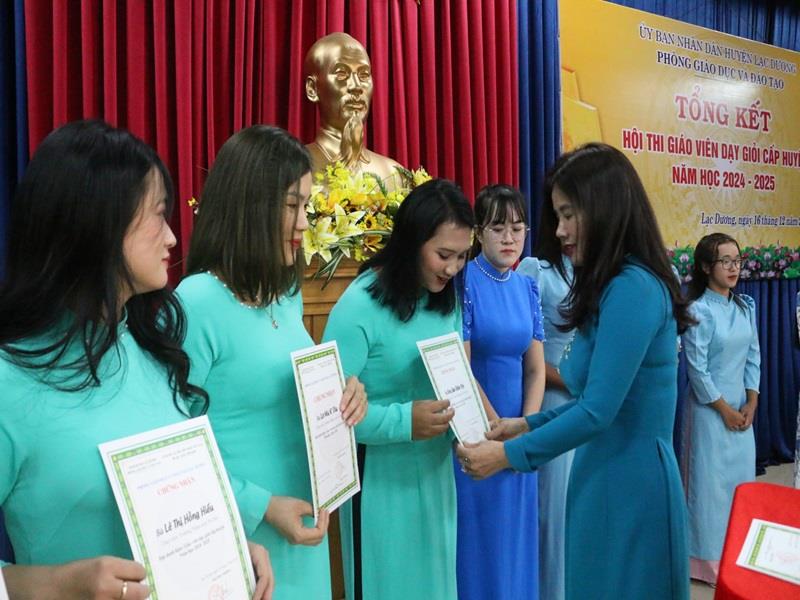Bà Nguyễn Thị Thủy - Trưởng Phòng GDĐT huyện Lạc Dương trao Giấy chứng nhận cho các giáo viên đạt danh hiệu giáo viên dạy giỏi cấp huyện