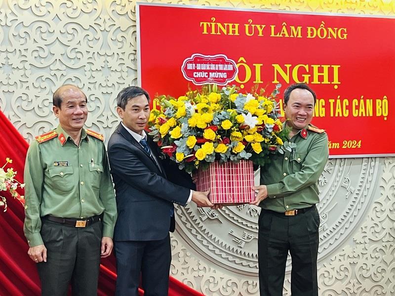 Đảng uỷ - Ban Giám đốc Công an tỉnh tặng hoa chúc mừng đồng chí Vũ Tuấn Anh nhận nhiệm vụ mới