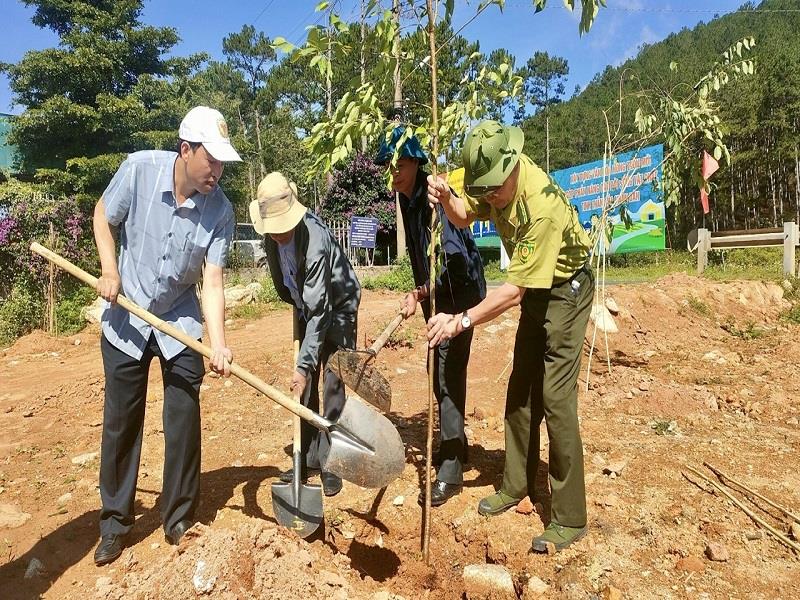 Lãnh đạo huyện Lạc Dương tham gia trồng cây xanh hưởng ứng Tết trồng cây