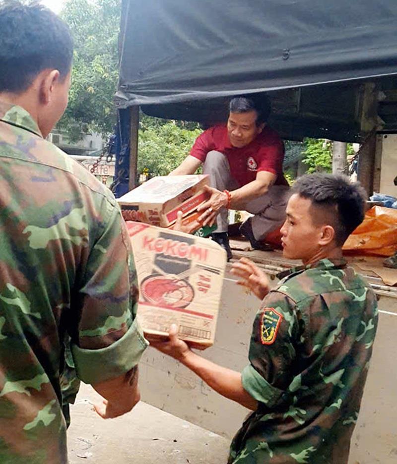 Lực lượng bộ đội hỗ trợ tiếp nhận hàng hóa tại Phú Thọ